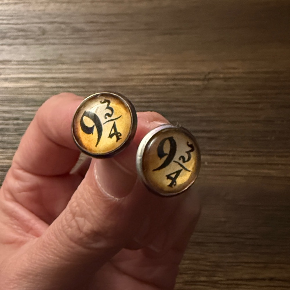 Harry Potter Themed Platform 9-3/4 Post Earrings - Picture 6 of 8